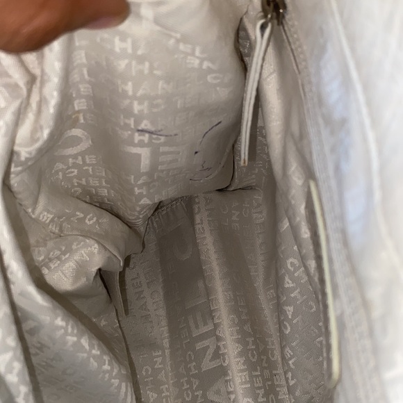 Vintage Chanel White Leather Shoulder Chain Bag - Picture 12 of 17